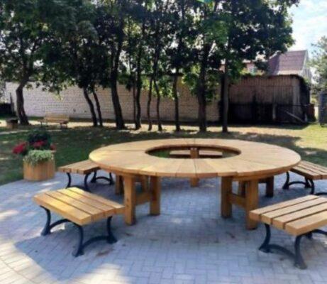 Round Garden table with benchs